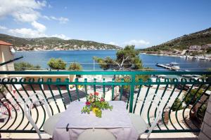Villa Stana - Beachfront Apartments with Sea View & Free Parking