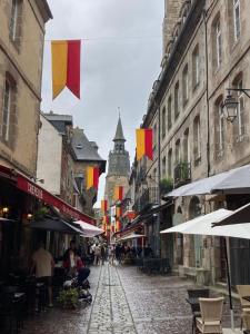 Appartements L'Aparthe Dinan - Vue sur la place du marche : photos des chambres