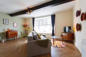 Curated 1BR Apartment with City Views & Central!