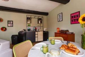 Curated 1BR Apartment with City Views & Central!