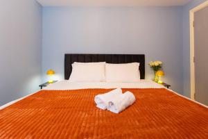 Curated 1BR Apartment with City Views & Central!