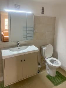 Garden, pool and 15 mins walk to village