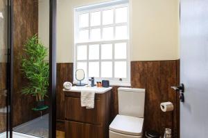 Curated 1BR Apartment with City Views & Central!