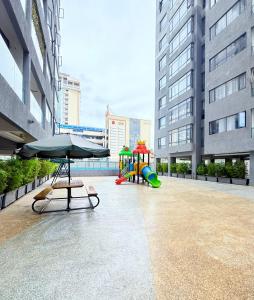 luxurious fully furnished three bedroom apartment with swimming pool fully equipped gym ample parking space children playing ground and unbeatable city views