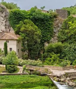 Maisons de vacances Villa Helene in the heart of the center of Fontaine de Vaucluse : photos des chambres