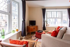 Stylish 1BR City Apartment with Views