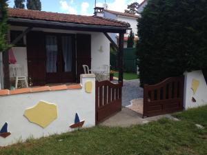 House Les flots with Terrace and Garden - 76, avenue de Pontaillac room in Loc17 Saint-Palais
