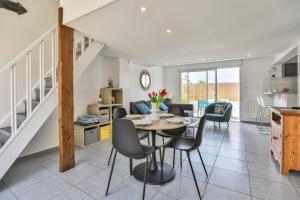 Maisons de vacances La tranquilite bleue - Maison avec Parking cloture : photos des chambres