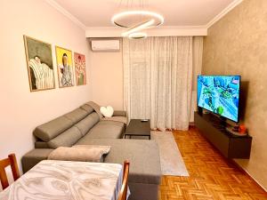 Cozy 2 Bedroom Condo by Waterfront & Metro