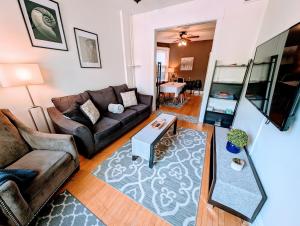 The Roscoe Village Guesthouse