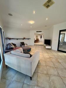 Seacrest - Spacious Beachside Retreat