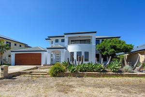 Seacrest - Spacious Beachside Retreat