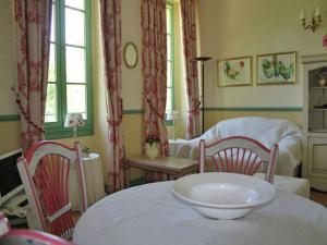 Appartements A beautiful 2 persons studio in a chateau with swimming pool : photos des chambres