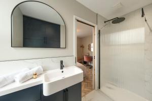 Luxury 1-Bed Apartment - Free Parking - Heart of Southville