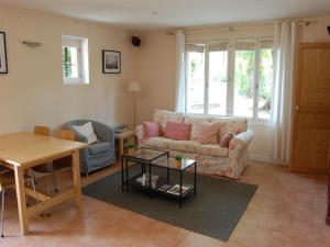Maisons de vacances Lovely Cottage in Valreas with Swimming Pool : photos des chambres