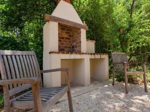 Maisons de vacances Spacious farmhouse with private heated pool in a rustic garden : photos des chambres