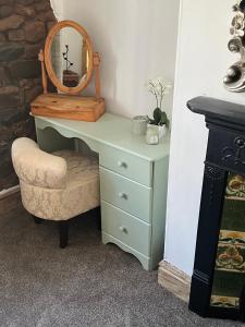 Historic 1600’s The Grocer’s Cottage