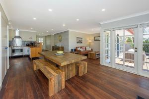 Willmott Beach House - Family-Friendly Escape