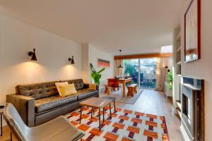 Modern and Stylish Townhouse in City Centre Pass the Keys