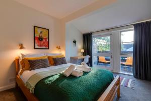 Modern and Stylish Townhouse in City Centre Pass the Keys