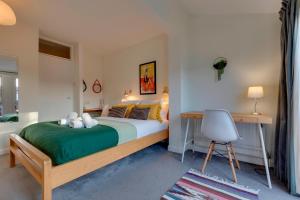 Modern and Stylish Townhouse in City Centre Pass the Keys