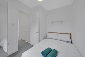 London Home with Garden and Parking near Stratford Station