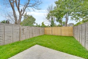 London Home with Garden and Parking near Stratford Station