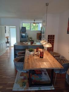 Luxus Business Apt mit Badewanne Balkon und Tiefgaragenstellplatz