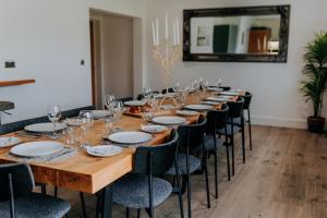 Modern Comfort Escape for 12 Guests -Rural Setting