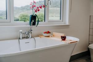 Modern Comfort Escape for 12 Guests -Rural Setting