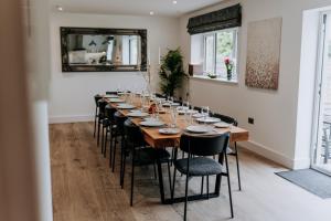 Modern Comfort Escape for 12 Guests -Rural Setting