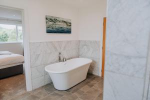 Modern Comfort Escape for 12 Guests -Rural Setting