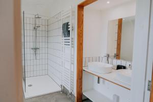 Modern Comfort Escape for 12 Guests -Rural Setting