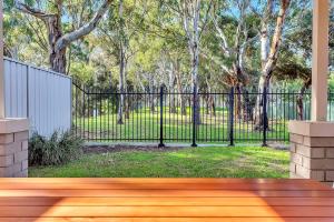 Opie Grove - Parkside Calm near West Beach & Trails