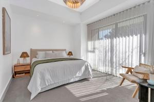 Relax at Ronnies - Coastal Elegance near the Beach