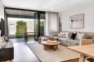 Relax at Ronnies - Coastal Elegance near the Beach