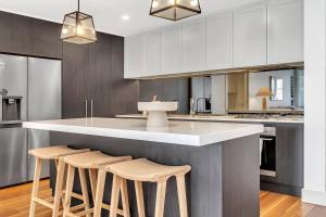 Relax at Ronnies - Coastal Elegance near the Beach