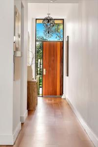 Relax at Ronnies - Coastal Elegance near the Beach