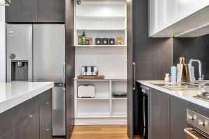 Relax at Ronnies - Coastal Elegance near the Beach