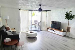 Beachfront Condo with Ocean View - 4hvězdičkové hotely ve městě Hauula