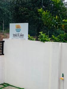 Teak and Lake Homestay