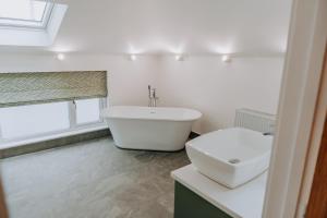 Charming Dual - Cottage A Private Modern Retreat