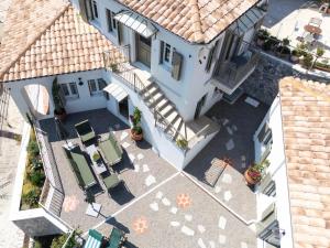 Tepeleni Suites - Poolside Suites in Agia