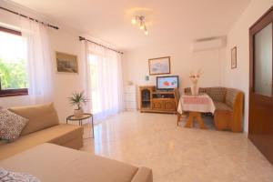 Lisa 2 near the beach