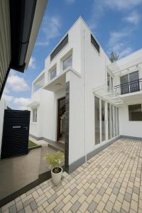 Green Oasis Colombo Airport By J-Villas