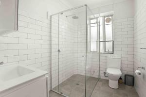 2-Bed Apartment with Stunning Bondi Beach Views