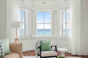 2-Bed Apartment with Stunning Bondi Beach Views