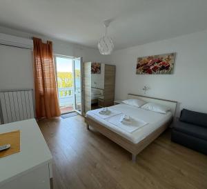 Apartments and rooms Krstina