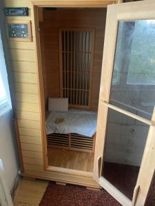 HANDY FLAT WITH SAUNA and TUBE-UBahn