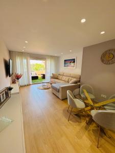 Luxury Renovated Apartment Stunning Views Pool and Golf resort 5star